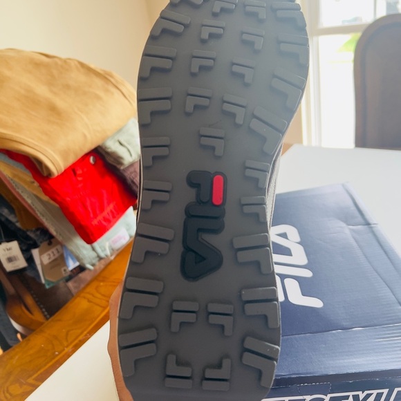 NIB Fila Men's Valado Black, Gray, and Red Active Lifestyle Sneakers 🔥🔥 - Picture 7 of 8